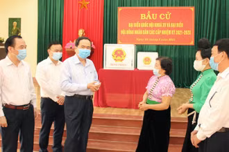 Đồng chí Trần Thanh Mẫn và Đoàn công tác kiểm tra công tác bầu cử tại hai tổ bầu cử ở thành phố Sơn La.