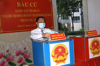 Đồng chí Nguyễn Trọng Nghĩa, Bí thư T.Ư Đảng, Trưởng Ban Tuyên giáo T.Ư thực hiện việc bỏ phiếu tại tổ bầu cử số 11, quận Tân Bình.