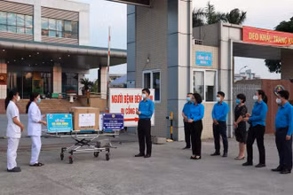 Đoàn công tác trao hỗ trợ đội ngũ y, bác sĩ tại Bệnh viện Nhiệt đới T.Ư.