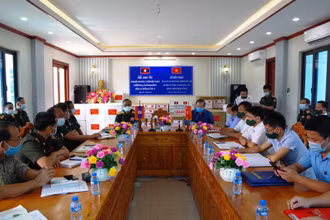 Thiếu tướng Xaynhavong Xaynamthilat (trái) cảm ơn Bộ Tư lệnh Quân khu 2 đã hỗ trợ, giúp đỡ khẩu trang, vật tư phục vụ phòng, chống dịch Covid-19.