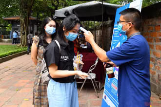 Mọi du khách vào điểm tham quan Văn Miếu – Quốc Tử Giám đều phải đo thân nhiệt và khai báo y tế.