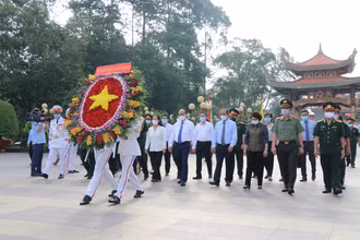 Chủ tịch nước Nguyễn Xuân Phúc dâng hoa tại đền tưởng niệm Liệt sĩ Bến Dược, huyện Củ Chi.