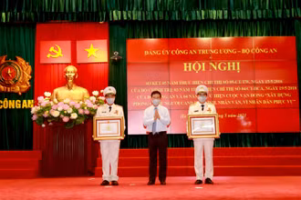 Đồng chí Võ Văn Thưởng, Ủy viên Bộ Chính trị, Thường trực Ban Bí thư trao Huân chương Quân công hạng Ba tặng đồng chí Lê Quốc Hùng và đồng chí Lê Tấn Tới.