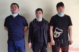 Ba đối tượng tìm cách xuất cảnh trái phép bị đồn Biên phòng cửa khẩu Trà Lĩnh (Cao Bằng) phát hiện, xử lý. 