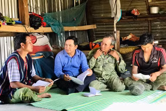 Già làng Đinh Ếch (thứ 2 từ phải sang), tới từng nhà để tuyên truyền về mục đích, ý nghĩa của cuộc bầu cử đại biểu Quốc hội khóa XV và đại biểu HĐND nhiệm kỳ 2021-2026.