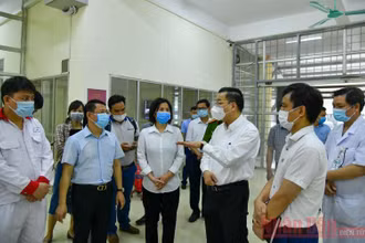 Chú thích ảnh: Chủ tịch UBND thành phố Hà Nội Chu Ngọc Anh kiểm tra công tác phòng chống dịch tại bệnh viện dã chiến Mê Linh). (Ảnh: Duy Linh)