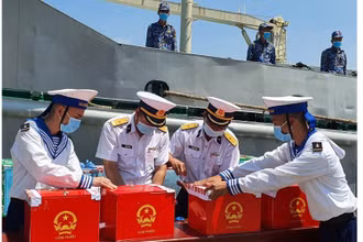 Vũng Tàu tổ chức bầu cử sớm cho các lực lượng làm nhiệm vụ trên biển. Ảnh: Nguyễn Nam.