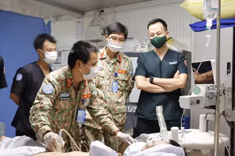 Các bác sĩ thăm khám cho bệnh nhân trước khi phẫu thuật.