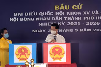 Đồng chí Võ Văn Thưởng là cử tri đầu tiên bỏ phiếu tại khu vực bầu cử số 71.