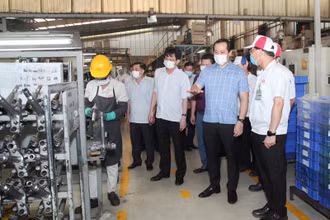 Đồng chí Phạm Hoàng Anh, Phó Bí thư Thường trực Tỉnh ủy Vĩnh Phúc (thứ hai từ phải sang) động viên doanh nghiệp tham gia chống dịch Covid-19.