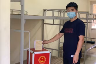 Cử tri bầu cử trong khu cách ly tại Trường đại học TDTT Từ Sơn.