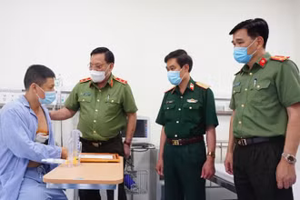 Giám đốc Công an TP Hà Nội thăm, động viên và trao thư khen, giấy khen của UBND TP Hà Nội, Công an TP Hà Nội tặng anh Nguyễn Trần Minh.