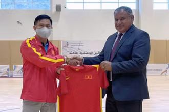 Ông Trần Anh Tú – Trưởng đoàn ĐT Futsal Việt Nam – tặng áo thi đấu lưu niệm của đội tuyển cho Trưởng đoàn ĐT Futsal Iraq.