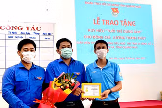 Trao Huy hiệu "Tuổi trẻ dũng cảm" tặng Tổng phụ trách đội Lương Thanh Thùy. 
