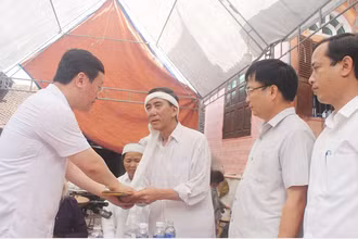 Chủ tịch UBND tỉnh Nghệ An thay mặt lãnh đạo tỉnh gửi lời thăm hỏi, động viên và chia buồn với gia đình em Nhã. Ảnh: Việt Hùng