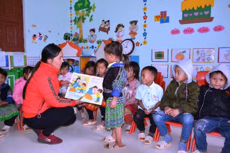 Cô và trò vùng cao huyện Mù Cang Chải (Yên Bái) trong giờ luyện tiếng Việt 