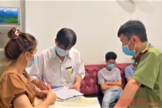 Các lực lượng chức năng TP Buôn Ma Thuột lập biên bản vi phạm với chủ quán Hoa Sữa 3 để xử ký.