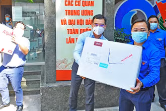Đồng chí Nguyễn Anh Tuấn cùng đoàn viên, thanh niên, đại diện các đơn vị, nhà hảo tâm vận chuyển nhu yếu phẩm lên những chuyến xe “San sẻ yêu thương, chung tay vượt qua đại dịch”.