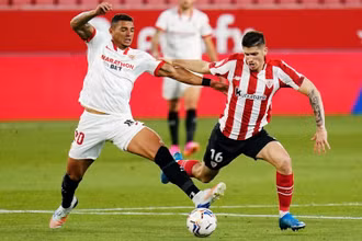 Sevilla (áo trắng) tự bắn vào chân mình với trận thua cay đắng phút 90, dù chơi áp đảo đối thủ suốt cả trận. (Ảnh: Sevilla FC)