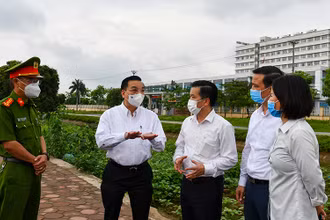 Chủ tịch UBND TP Hà Nội Chu Ngọc Anh kiểm tra công tác chống dịch. Ảnh: DUY LINH