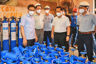 Phó Thủ tướng Vũ Đức Đam và đại diện các ban, sở ngành, đơn vị tham quan Trạm bơm oxy y tế tại nhà máy thép Thủ Đức.