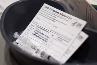 Giấy chứng nhận tiêm vaccine phòng Covid-19 tại Mỹ. (Ảnh: Reuters)
