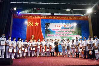 Tặng quà, động viên đoàn công tác lên đường thực hiện nhiệm vụ. 