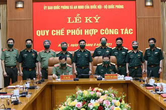 Đại tướng Phan Văn Giang, Bộ trưởng Quốc phòng và Thượng tướng Trần Quang Phương, Phó Chủ tịch Quốc hội, chứng kiến Lễ ký Quy chế phối hợp công tác giữa Ủy ban Quốc phòng và An ninh của Quốc hội và Bộ Quốc phòng. (Ảnh: Trần Minh Tuấn)