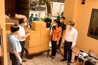 Mặt trận Tổ quốc thành phố Hà Nội tiếp nhận ủng hộ trong sáng 10/9.