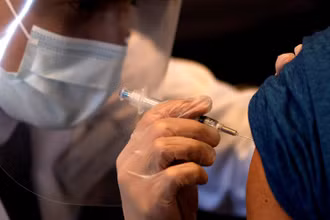 Theo CDC, khoảng 54% dân số Mỹ đã tiêm chủng đầy đủ. (Ảnh: Reuters)