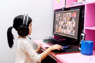 Học sinh lớp 1 tại quận Hoàng Mai (Hà Nội) học trực tuyến do ảnh hưởng của dịch Covid-19. Ảnh: ĐĂNG KHOA