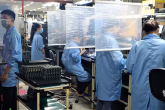 Người lao động đang làm việc ở Công ty TNHH Datalogic Việt Nam trong Khu Công nghệ cao TP Hồ Chí Minh (đang thực hiện “ba tại chỗ”).