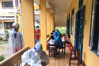 Lấy mẫu xét nghiệm tại phường Hương Chữ, thị xã Hương Trà.
