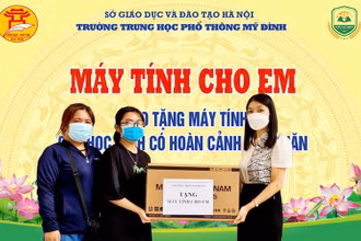 Trường THPT Mỹ Đình (quận Nam Từ Liêm, Hà Nội) trao tặng máy tính cho học sinh.