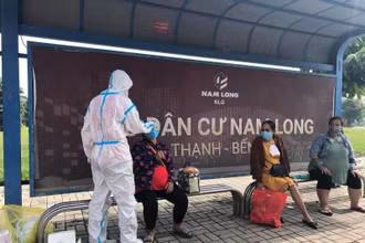 Đón các thai phụ đang tạm trú tại TP Hồ Chí Minh về An Giang.