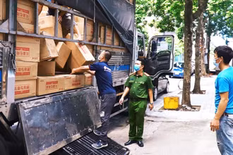 Một xe tải lợi dụng “luồng xanh” để vận chuyển gần 10 tấn bánh trung thu nhập lậu bị Công an TP Hà Nội phát hiện, thu giữ.