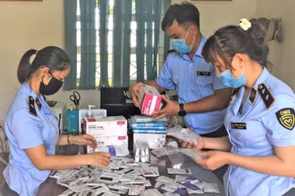 Lực lượng Quản lý thị trường thu giữ 100 bộ kit test nhanh Covid-19. (Ảnh: PHAN HOÀ). 