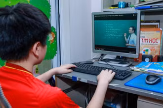 Học sinh học trực tuyến tại nhà trong thời gian giãn cách xã hội do dịch Covid-19. (Ảnh: Đăng Anh)