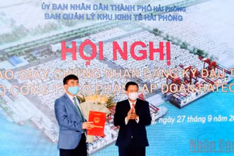 Trao Giấy chứng nhận đăng ký đầu tư cho Công ty CP Tập đoàn Hateco.