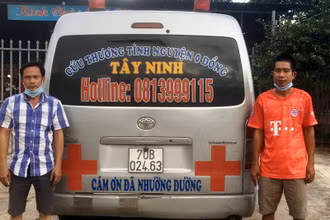 Lái xe Trần Hùng Thanh (bên phải ảnh) cùng phương tiện bị tạm giữ.