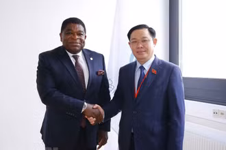 Chủ tịch Quốc hội Vương Đình Huệ gặp Tổng Thư ký IPU Martin Chungoong. (Ảnh: Doãn Tấn/TTXVN)