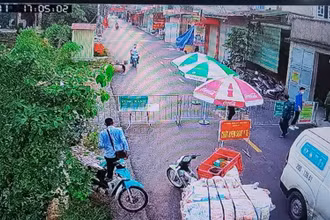 Quan sát camera từ máy chủ đặt tại trụ sở Công an xã. 