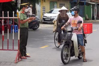 Phường Phú Thạnh, thành phố Tuy Hòa lập chốt kiểm soát chặt chẽ người ra vào. 