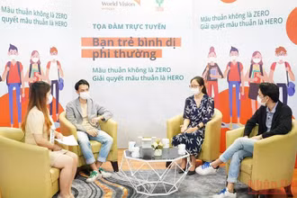 Các khách mời thảo luận để giúp trẻ em xử lý mâu thuẫn trong trường học và trên môi trường mạng. (Ảnh: LÊ TÚ)