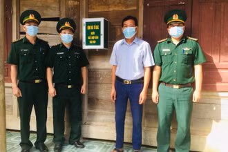 BĐBP phối hợp chính quyền địa phương gắn hòm thư tố giác người xuất nhập cảnh trái phép.