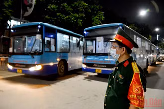 Việc đưa người dân đến nơi an toàn có sự tham gia hỗ trợ từ lực lượng quân đội.
