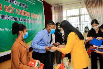 Những món quà nghĩa tình, chia sẻ đến với người nước ngoài đang sinh sống và học tập tại Hà Nội đang gặp khó khăn do Covid-19.