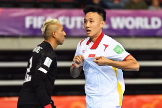 Nguyễn Minh Trí, Châu Đoàn Phát và Nguyễn Văn Hiếu ghi bàn cho đội tuyển futsal Việt Nam. (Ảnh: TTXVN)