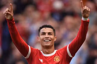 Cristiano Ronaldo tỏa sáng với cú đúp ngay trận ra mắt MU.