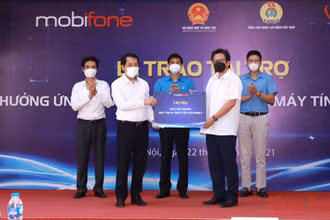 MobiFone trao tài trợ 200.000 tài khoản học tập và truy cập Internet cho học sinh nghèo.